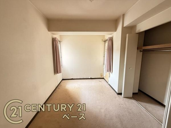 ヴァルシオン生駒の洋室|■各居室に収納スペースがあり、お荷物の多いご家族でも大丈夫です！