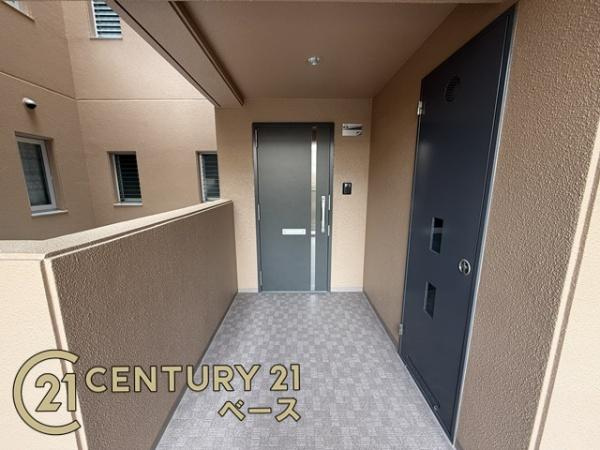 ヴァルシオン生駒の玄関|玄関前の外観です！