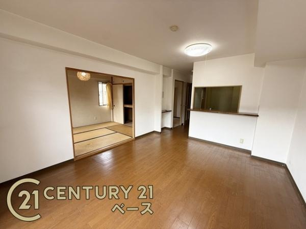 ヴァルシオン生駒の居間・リビング|■南西向きのお部屋で陽当たり良好です！