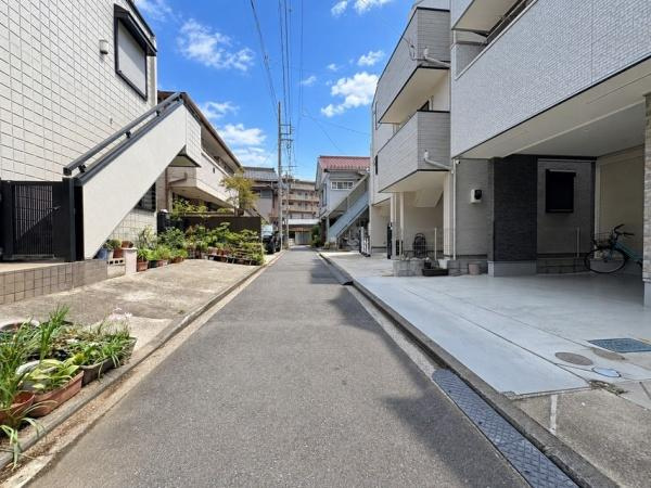 横浜市鶴見区市場西中町の中古一戸建の前面道路含む現地写真