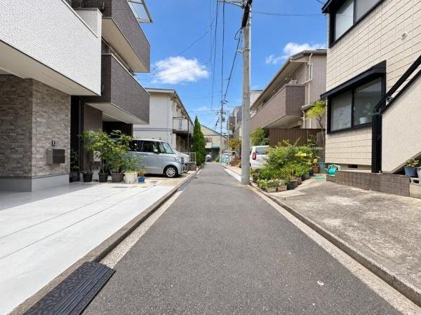 横浜市鶴見区市場西中町の中古一戸建の前面道路含む現地写真