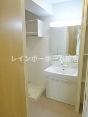 ペット相談可☆ウォークスルークローゼット☆エアコン2基☆の洗面所|忙しい朝には欠かせない洗面所です