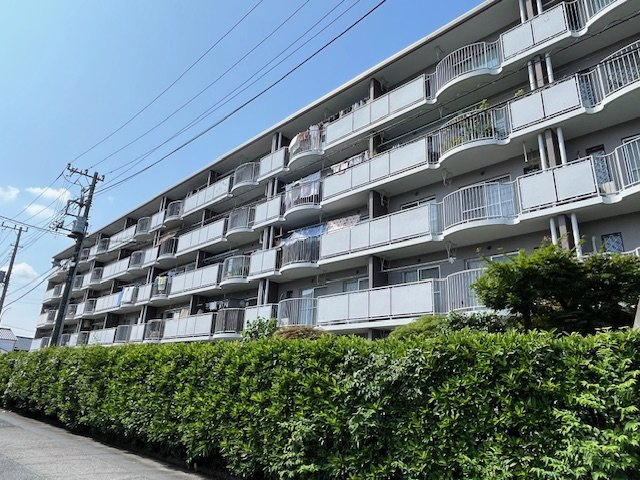 飯能マンションA棟の外観|2025年7月撮影。