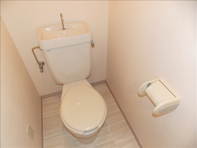 赤坪小菅ビルの内装|白基調のトイレです☆