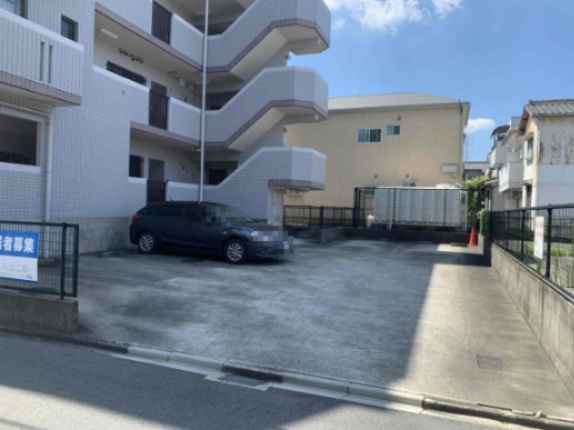 赤坪小菅ビルの駐車場