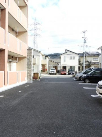 ラフィーネ東野の駐車場