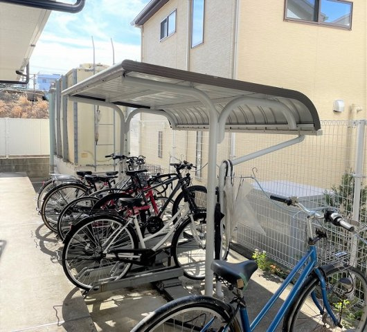 レオパレスチェリーハウスのその他|屋根付き駐輪場