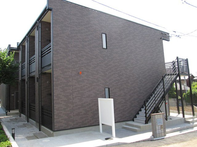 レオネクスト小山ロイヤル館の外観