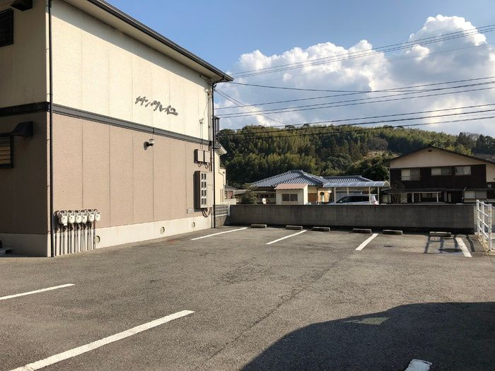 メゾンソレイユの駐車場