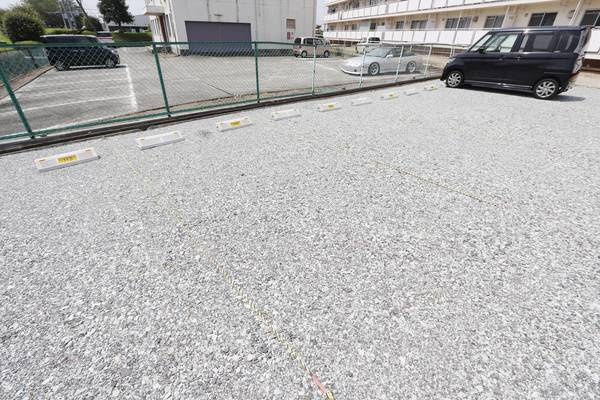 ビレッジハウス西大寺2号棟の駐車場|車をお持ちの方に嬉しい駐車場付きの物件です
