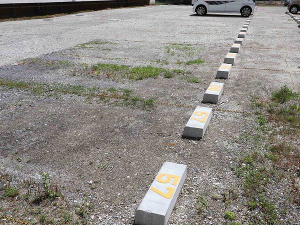ビレッジハウス牛窓1号棟の駐車場|駐車場があるので、車を買う予定の方も安心です