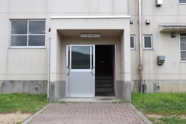 ビレッジハウス吉井Ⅰ1号棟のエントランス|建物の内部です