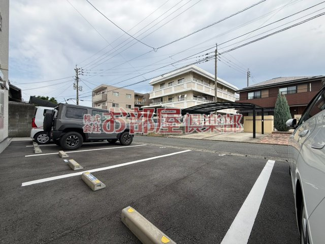 モアメゾン中央公園前の駐車場|車をお持ちの方に嬉しい駐車場付きの物件です