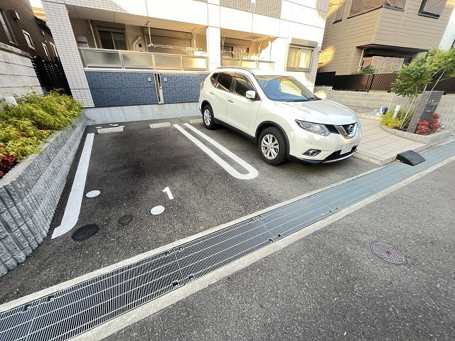 尼崎市尾浜町３丁目のアパートの駐車場