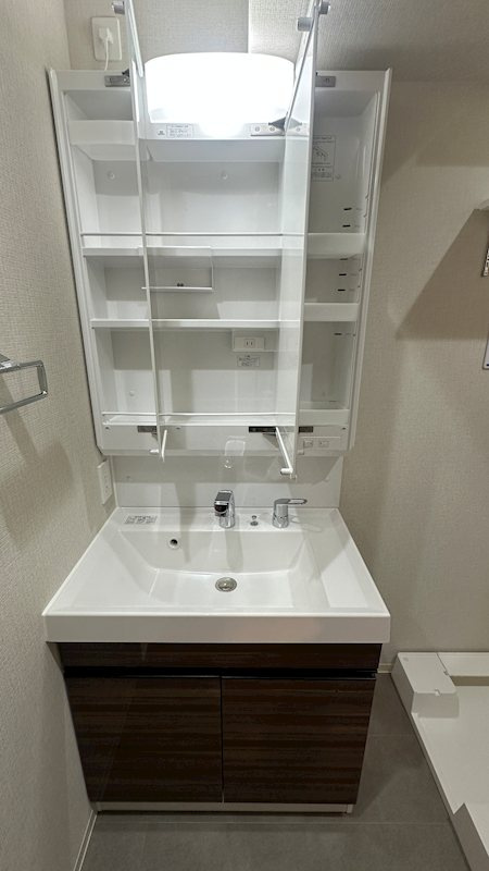 新品家具付きマンション南千住7(KaGood東京)の独立洗面台|独立洗面台、朝の身支度には欠かせません