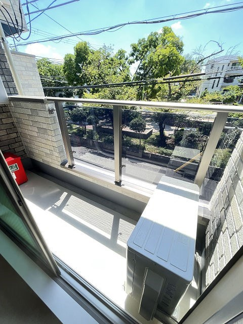 尼崎市東園田町９丁目のアパートのバルコニー