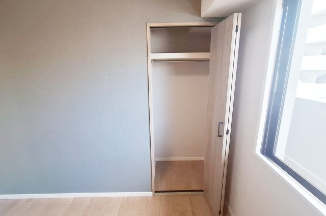 ファミールハイツ鳳サウスフォレストIII番館の収納|洋室1クローゼット：衣類や小物などをすっきりと片付けられます。