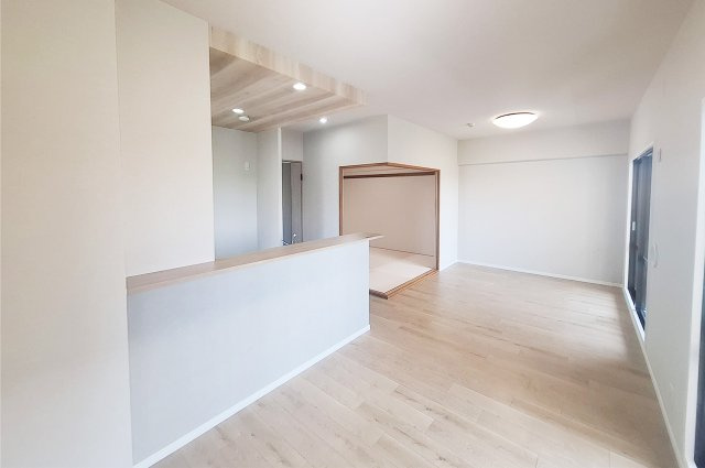 ファミールハイツ鳳サウスフォレストIII番館の居間・リビング|LDK：和室と隣接し、用途に合わせて一体利用も可能です。