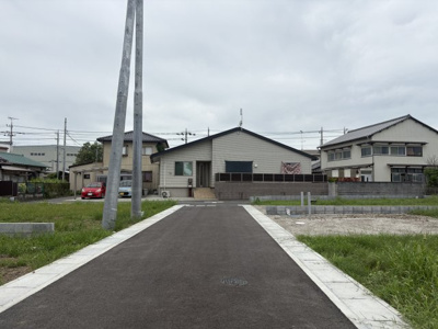 【前面道路含む現地写真】 | 【羽生市東第４期　現地外観】
※令和８年８月時点