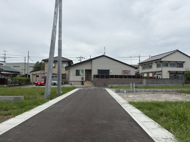 【前面道路含む現地写真】 | 【羽生市東第４期　現地外観】
※令和８年８月時点
