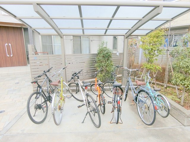 ル　シャンヴェールのその他共用部分|屋根付きの駐輪場