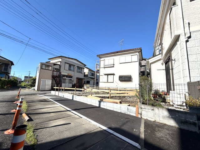越谷市東町３丁目１号棟リナージュ　新築戸建の前面道路含む現地写真|２面が道路に面し、角地ならではのゆとりと明るさを確保。周辺の街並みを見渡せる開放的なロケーションです。
