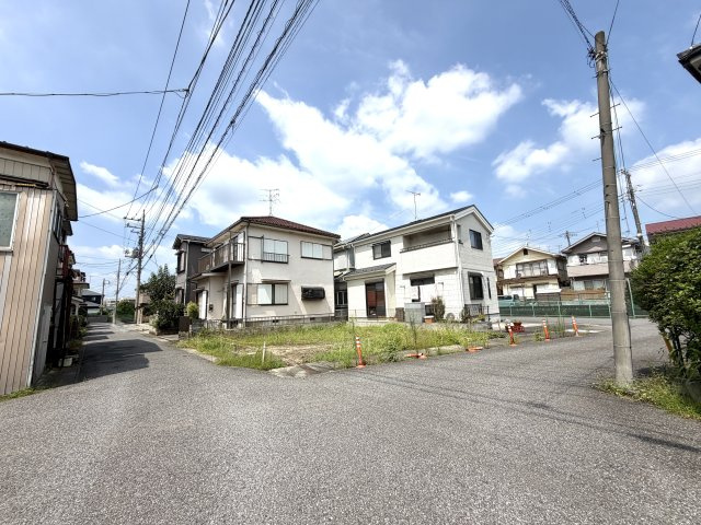 越谷市東町３丁目１号棟リナージュ　新築戸建の外観|遮るもののない明るい陽光が注ぐ現地。周囲の建物との距離感や通風の良さを実感していただけます。