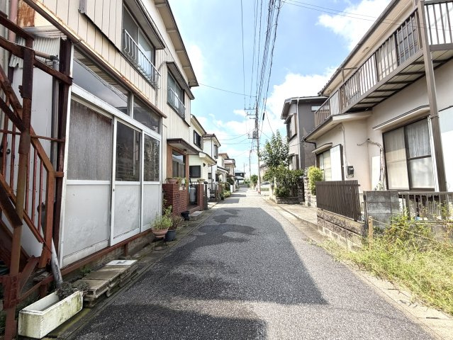 越谷市東町３丁目１号棟リナージュ　新築戸建の前面道路含む現地写真|風の抜け道と太陽の恵みをフルに活かせる２方接道。建物の魅力をより一層引き立てる恵まれた環境です。