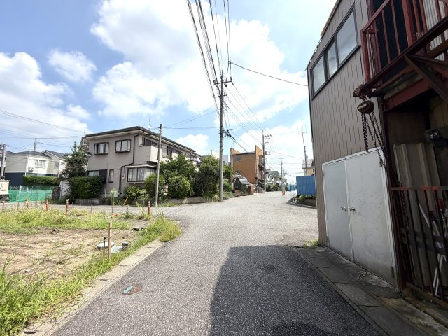 越谷市東町３丁目１号棟リナージュ　新築戸建の前面道路含む現地写真|車の取り回しや駐車がしやすい２方接道。ご家族用と来客用でアプローチを分けるなどの工夫も可能です。