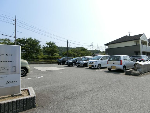 サニーリバーＢの駐車場