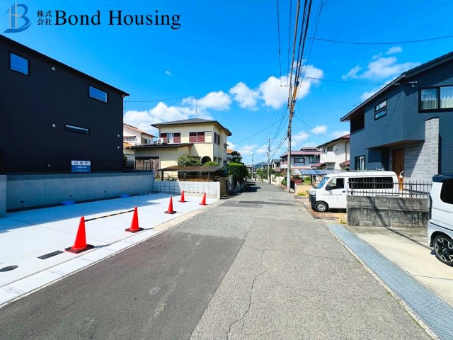 ランドリールーム付き・SIC付き・　桜が丘東町　全１棟の前面道路含む現地写真