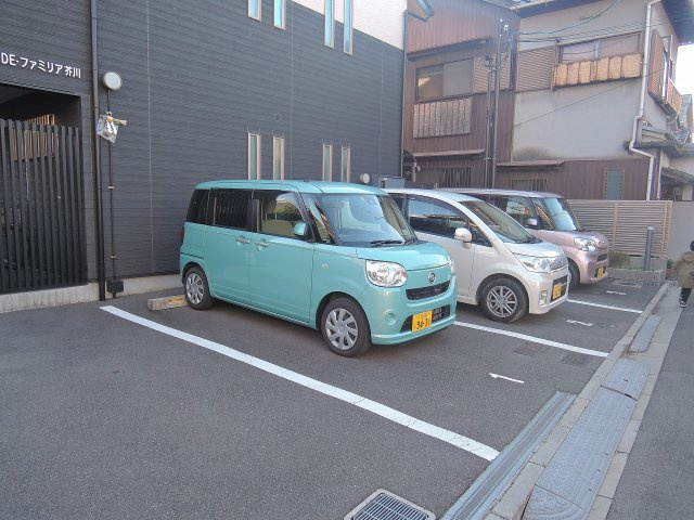 メゾンファミリア芥川の駐車場