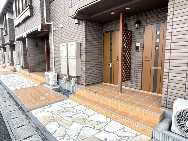 ＲＥＳＴ　ＷＯＯＤ　１のエントランス