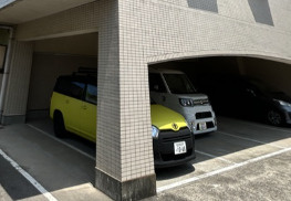 コリンヌ津田沼の駐車場