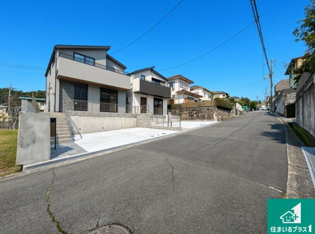神戸市北区東有野台　新築一戸建ての前面道路含む現地写真|周辺は閑静な住宅街！前面道路広々で車の出し入れも便利です。駐車が苦手な方でも安心して車庫入れできます！