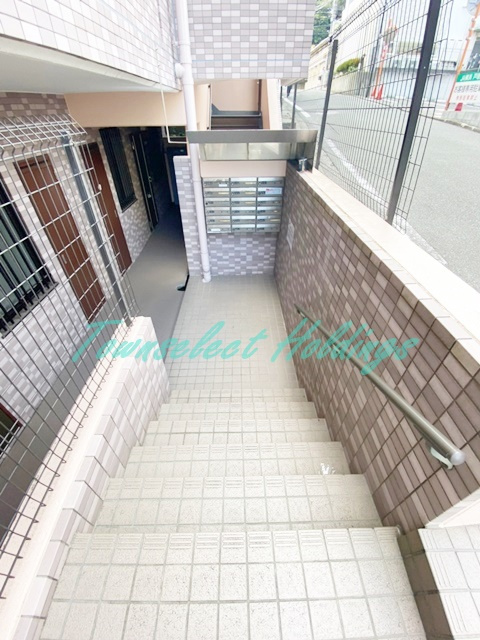 横浜市戸塚区戸塚町の賃貸マンションのエントランス