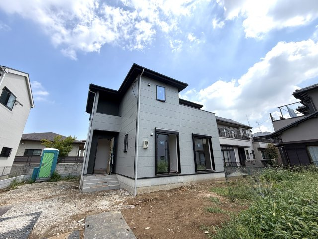 越谷市弥栄町４期１号棟　新築戸建の外観|外観デザインが姿を現し完成まであと一歩。スタイリッシュで美しい佇まいを足場が外れて初披露です。