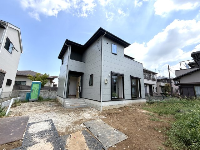 越谷市弥栄町４期１号棟　新築戸建の外観|引き渡しに向け最終の美装工程へ。いつでもお客様をお迎えできる準備が整いつつある最新現場です。