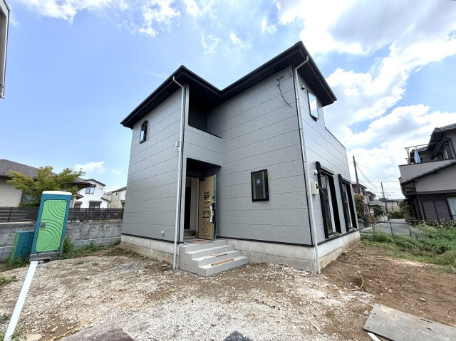 越谷市弥栄町４期１号棟　新築戸建の外観|職人による最終チェックと仕上げが行われている現場。高品質な仕上がりをひと足早くご確認いただけます。
