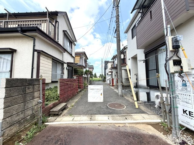 越谷市弥栄町４期１号棟　新築戸建の前面道路含む現地写真|交通量が限られた安心感のある前面道路。お子様やペットとの散歩、毎日の通勤通学も安全に行えます。