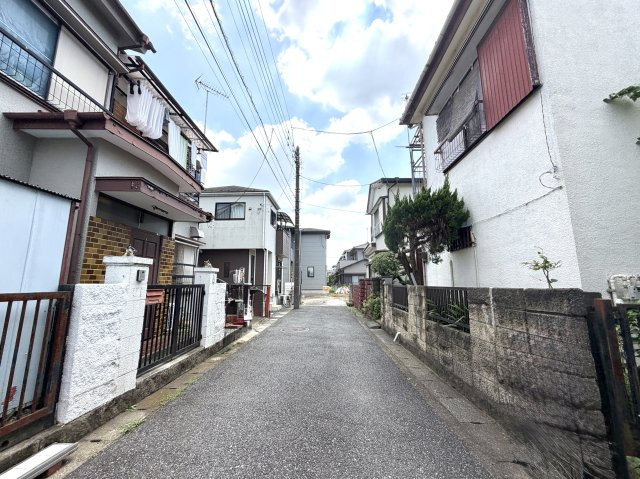 越谷市弥栄町４期１号棟　新築戸建の前面道路含む現地写真|前面道路の見通しが良く、車の駐車も安心して行えます。小さなお子様のいるご家庭も安心な住環境です。
