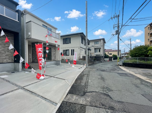 ■池田市旭丘　第6期　新築一戸建ての前面道路含む現地写真|周辺は閑静な住宅街！前面道路広々で車の出し入れも便利です。駐車が苦手な方でも安心して車庫入れできます！