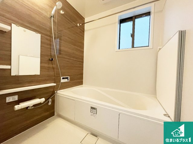 ■池田市旭丘　第6期　新築一戸建ての浴室|ゆったりと足を伸ばせる浴室は一日の疲れを癒してくれる大切な空間です。浴室乾燥機も設置しているので、雨の日の洗濯物も安心です♪