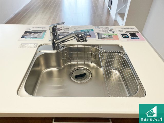 池田市旭丘　第6期　新築一戸建ての独立洗面台|清潔感のある洗面台です。フラットな鏡は掃除がしやすく毎日清潔！ホースは引き出して使えるので洗顔やお掃除の際に便利です！