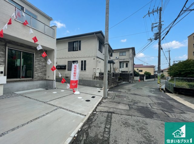 ■池田市旭丘　第6期　新築一戸建ての前面道路含む現地写真|周辺は閑静な住宅街！前面道路広々で車の出し入れも便利です。駐車が苦手な方でも安心して車庫入れできます！