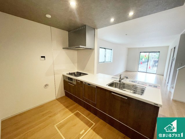 ■池田市旭丘　第6期　新築一戸建てのキッチン|リビングと統一感があり、使い勝手のいいキッチン。広々としているので、二人並んで作業が出来ちゃいます。お子様と一緒に色々なお料理に挑戦できるスペースがあります。