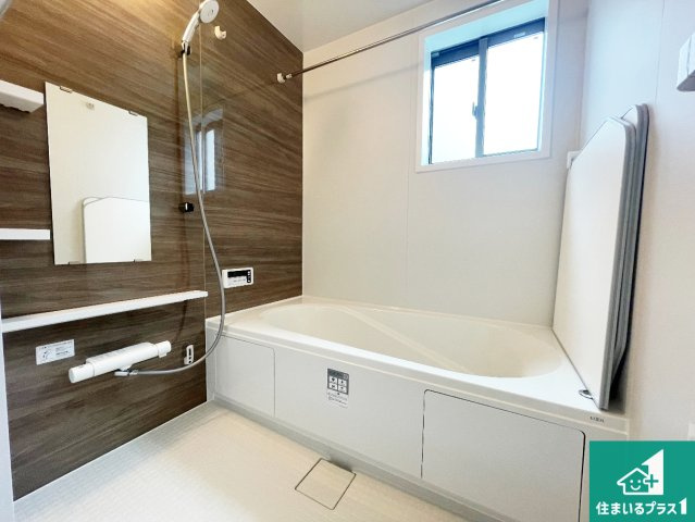 ■池田市旭丘　第6期　新築一戸建ての浴室|ゆったりと足を伸ばせる浴室は一日の疲れを癒してくれる大切な空間です。浴室乾燥機も設置しているので、雨の日の洗濯物も安心です♪