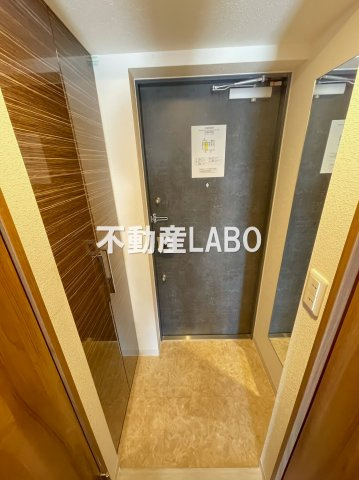 HRフロントリーガル難波WESTの玄関