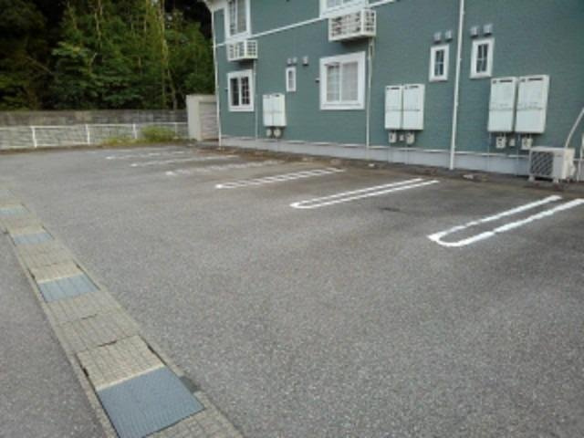 ヴィラ－ジュ　ガンクＥの駐車場