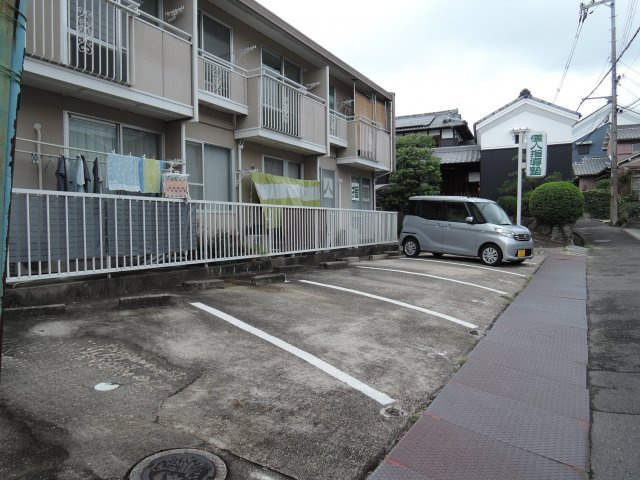 スカイメゾン富田の駐車場